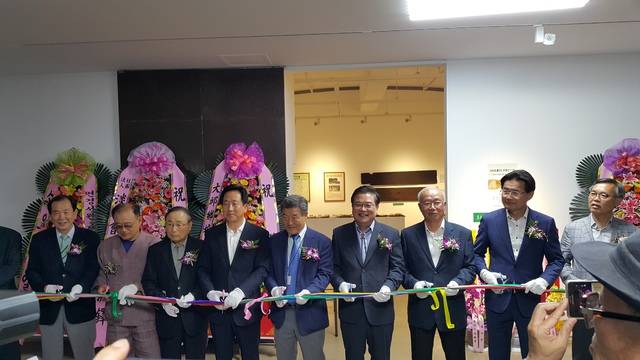 연경서원 유물전시회 개막식에 참석한 조국래 박약회장(왼쪽부터, 이하 당시 직함), 최진돈 백불암 종손, 정관 전 대구교육대총장(정경세 후손), 최길영 대구시의원, 도재욱 연경서원중건추진위원장, 우동기 대구시교육감, 정재담 한강학회장, 김규학 대구시의원, 한만수 국장. 구본욱 제공