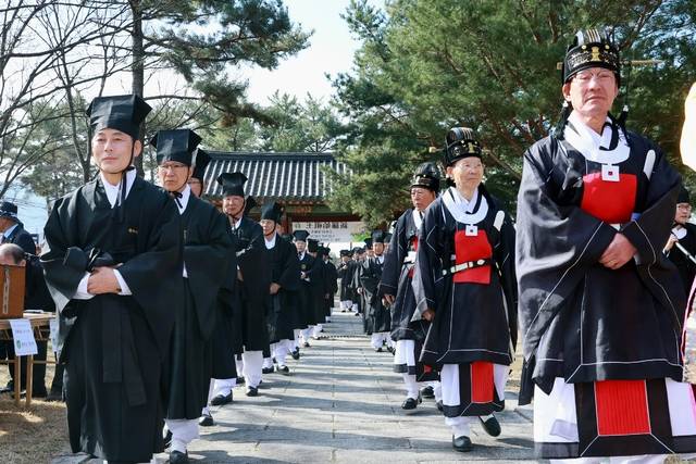 신라 시조왕 박혁거세를 향사하는 숭덕전에서 20일 후손들이 제례를 올리고 있다. 경주시 제공