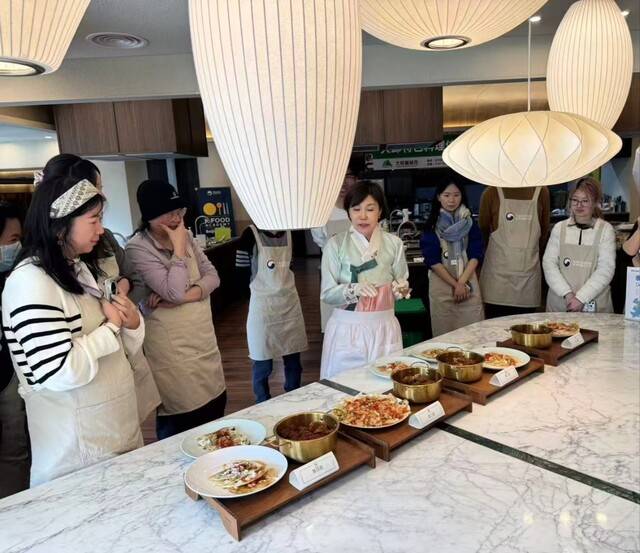 베이징 현지인들을 대상으로 진행된 대구 음식 체험 행사. 대구시 제공