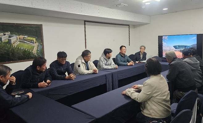 김종민 전 4.3평화재단 이사장이 남해군민을 대상으로 특강을 진행했다. / 사진=정현철