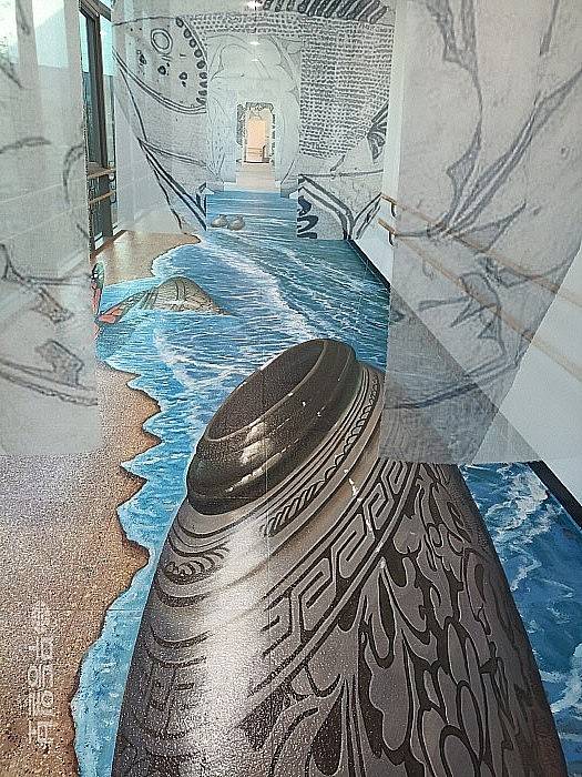 1층 상설전시실과 2층 기획전시실 통로에 설치된 슬로프.