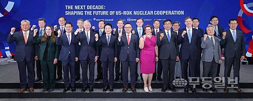 지난해 6월 한미 원자력 협정 개정 10주년을 맞아 경주 힐튼호텔에서 열린 한미 민간 원자력 협력 콘퍼런스 ‘The Next Decade: Shaping the Future of US-ROK Nuclear Energy Cooperation’에서 황주호 전 한수원 사장이 참석자들과 기념촬영을 하고 있다. 한수원 제공