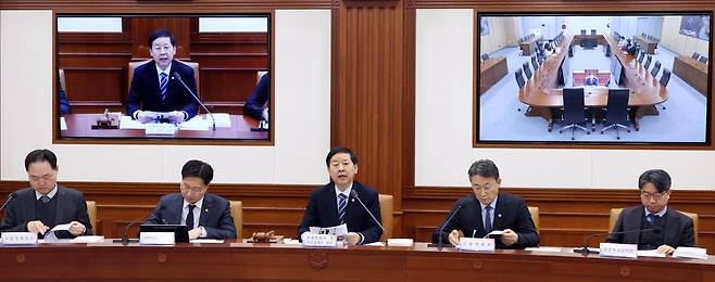 구윤철 경제부총리 겸 재정경제부 장관이 1월 29일 오후 서울 종로구 정부서울청사에서 열린 공공기관운영위원회에서 발언하고 있다.(뉴시스)