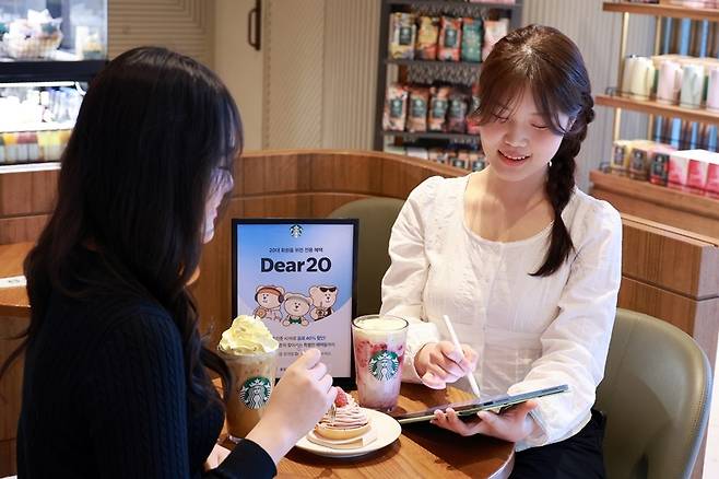 스타벅스 직원들이 20대를 위한 '디어 트웬티' 서비스를 경험해보고 있다. [사진=스타벅스 코리아]