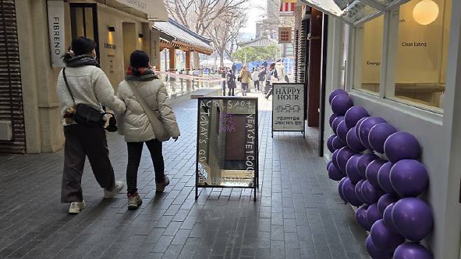 21일 BTS의 광화문 공연을 앞두고 광화문역 인근 한 카페에서 BTS를 상징하는 보라색의 풍선으로 치장하며 관객들의 방문을 유도하고 있다. 서울시는 이날 BTS의 공연에 4만~4만2000명의 관람객이 모였다고 집계했다.(사진=김세연 기자)