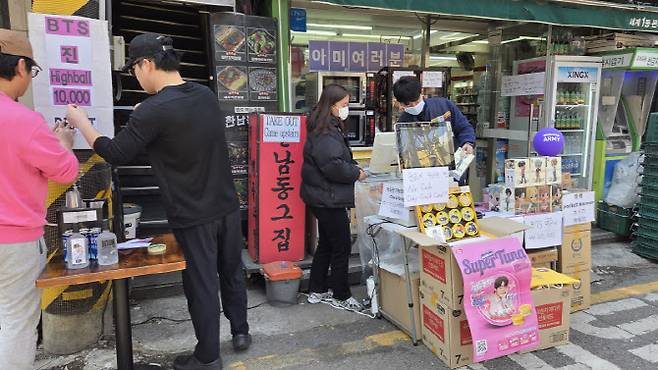 21일 BTS의 광화문 공연을 앞두고 광화문역 인근 한 편의점에서 BTS 관련 굿즈를 전시하고 있다. 서울시는 이날 BTS의 공연에 4만~4만2000명의 관람객이 모였다고 집계했다.(사진=김세연 기자)