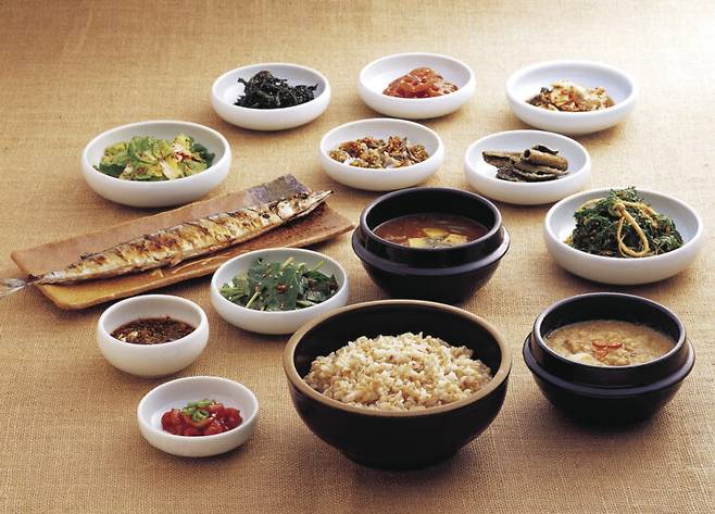 식이 섬유가 풍부한 보리밥과 채소, 불포화 지방산을 들어있는 꽁치 등의 생선은 혈관 건강에 좋은 음식으로 꼽힌다. 사진=클립아트코리아