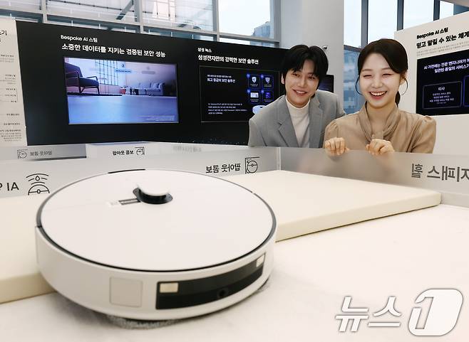 서울 강남구 삼성 강남에서 모델들이 '2026년형 비스포크 AI 스팀 로봇청소기'를 선보이고 있다.2026.2.11 ⓒ 뉴스1 김민지 기자
