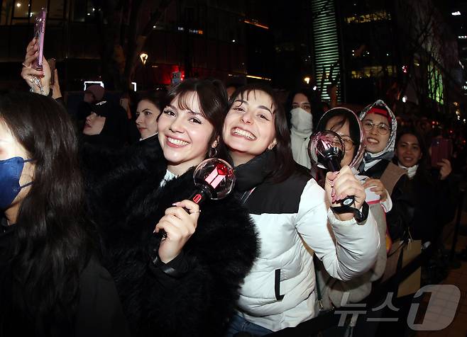 아미(BTS 팬덤)와 시민들이 21일 서울 광화문광장 일대에서 방탄소년단(BTS) 컴백 기념 공연인 'BTS 컴백 라이브: 아리랑' 공연을 관람하고 있다. 2026.3.21 ⓒ 뉴스1 김진환 기자