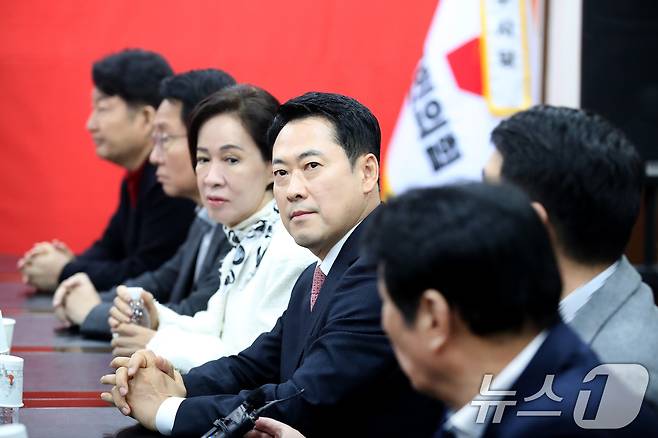 장동혁 국민의힘 대표가 22일 오전 대구 수성구 국민의힘 대구시당에서 지역 의원들과 가진 비공개 연석회의에서 인사말을 하고 있다. 2026.3.22 ⓒ 뉴스1 공정식 기자