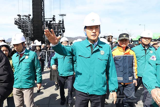 오세훈 서울시장이 19일 서울 종로구 광화문 광장에서 방탄소년단(BTS) 공연 무대시설을 점검하고 있다. (공동취재) 2026.3.19 ⓒ 뉴스1 최지환 기자