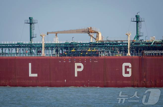이란 전쟁 국면에서 인도의 액화석유가스(LPG) 운반선 시발릭호가 16일(현지시간) 호르무즈 해협을 거쳐 인도 구자라트주 문드라항에 도착하고 있다. 2026.03.16. ⓒ 로이터=뉴스1