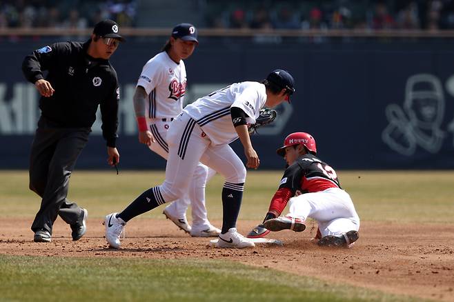 KIA 정현창이 21일 서울 잠실구장에서 열린 2026 KBO리그 시범경기 두산전에서 도루에 성공하고 있다. 사진 | KIA 타이거즈