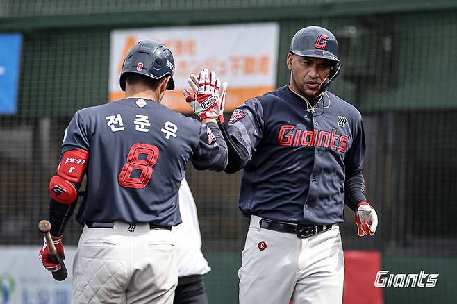 롯데 전준우(왼쪽)과 빅터 레이에스가 1일 일본 미야자키 미야코노조 구장에서 열린 지바롯데와 평가전에서 득점 후 하이파이브를 나누고 있다. 사진 | 롯데 자이언츠