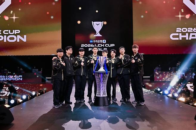 젠지 선수들이 홍콩 카이탁 아레나에서 열린 2026 LCK 컵 우승 후 세리머니를 하고 있다. 사진 | 라이엇 게임즈