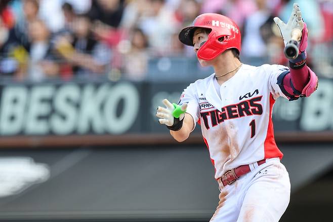 KIA 시절 박찬호가 21일 광주-기아 챔피언스 필드에서 열린 2025 KBO리그 NC와 경기에서 적시타를 치고 있다. 사진 | KIA 타이거즈
