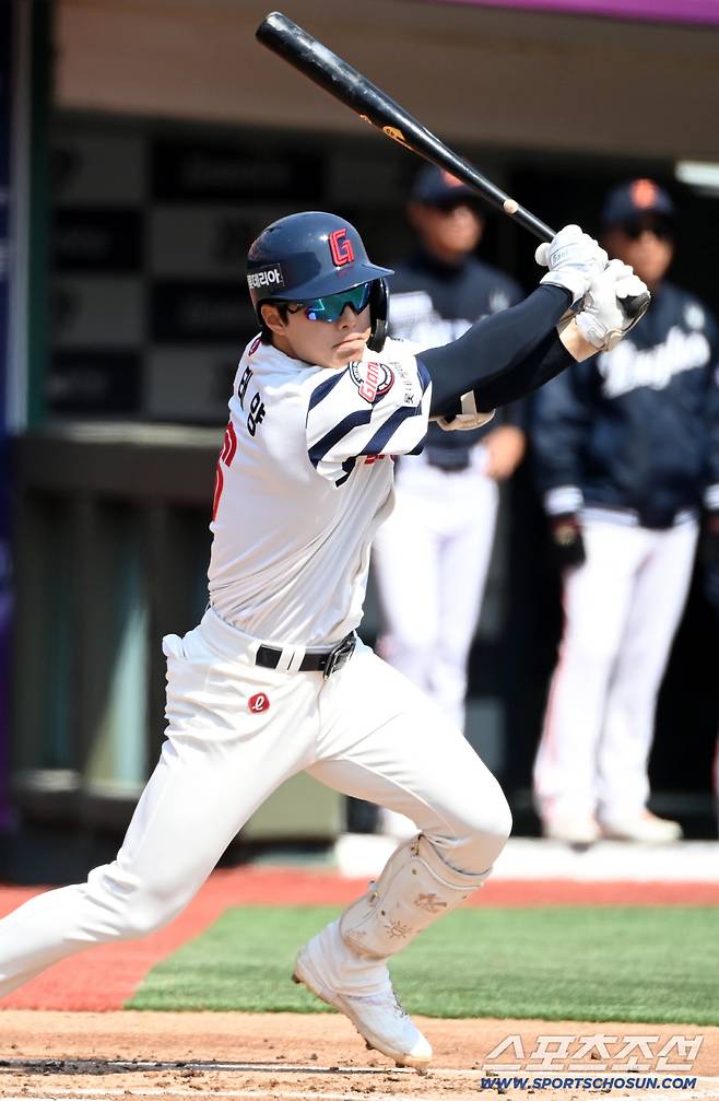 21일 부산 사직야구장에서 열린 한화와 롯데의 시범경기. 1회말 1사 2,3루 롯데 한태양이 동점 1타점 적시타를 치고 있다. 부산=허상욱 기자wook@sportschosun.com/2026.03.21/