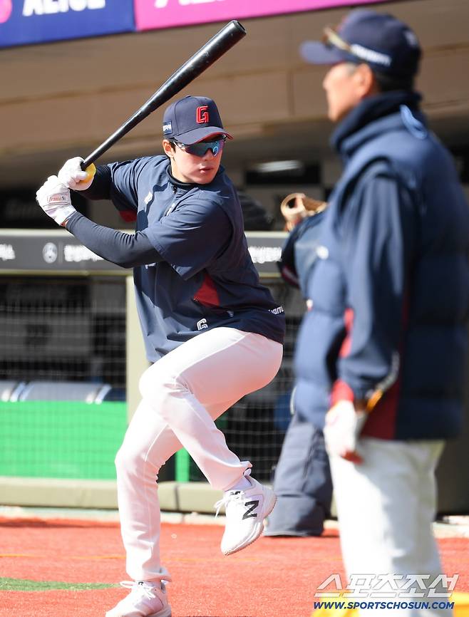14일 부산 사직야구장에서 열린 KBO리그 롯데 자이언츠와 LG 트윈스의 시범경기. 롯데 한태양이 타격 훈련을 하고 있다. 부산=박재만 기자 pjm@sportschosun.com/2026.03.14/