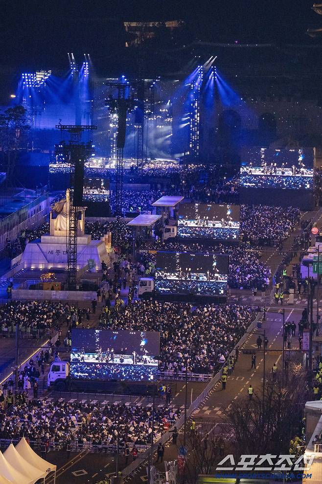 3년 9개월 만에 완전체로 복귀하는 방탄소년단(BTS)의 'BTS 컴백 라이브: ARIRANG' 공연이 21일 서울 광화문광장 일대에서 펼쳐지고 있다. 이번 공연은 세계 190개국에 생중계된다. 2026.03.21 사진공동취재단