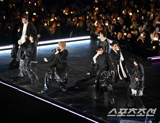 그룹 방탄소년단(BTS)이 21일 서울 광화문 광장에서 무료 복귀 공연?'BTS?컴백 라이브: 아리랑'(BTS?THE?COMEBACK?LIVE?|?ARIRANG)을 펼쳐졌다. 



BTS의 RM, 진, 슈가, 제이홉, 지민, 뷔, 정국이 공연을 펼치고 있다. 2026.03.21. =사진공동취재단