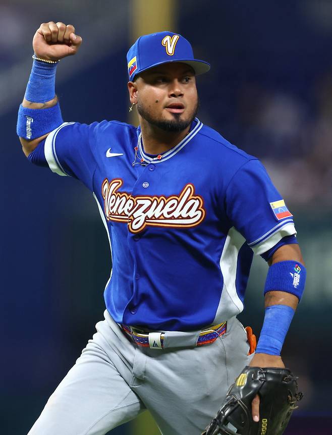 MIAMI, FLORIDA - MARCH 16: Luis Arraez #2 of Team Venezuela celebrates an out against Team Italy in the third inning at loanDepot park on March 16, 2026 in Miami, Florida.   Megan Briggs/Getty Images/AFP (Photo by Megan Briggs / GETTY IMAGES NORTH AMERICA / Getty Images via AFP)

<저작권자(c) 연합뉴스, 무단 전재-재배포, AI 학습 및 활용 금지>