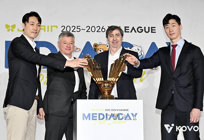 포스트시즌 미디어데이 현장을 찾은 하현용 KB손해보험 감독대행, 헤난 달 조토 대한항공 감독, 필립 블랑 현대캐피탈 감독, 박철우 우리카드 감독대행. 사진제공=KOVO