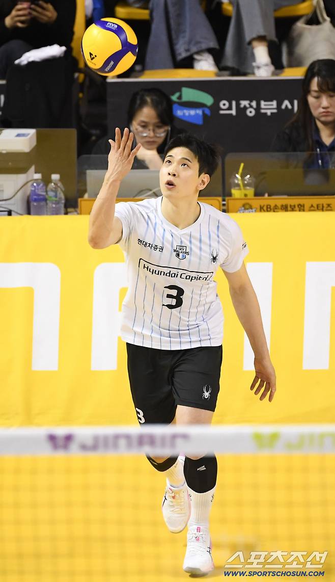 5일 의정부 경민대학교 체육관에서 열린 V리그 남자부 KB손해보험과 현대캐피탈의 경기. 현대캐피탈 황승빈이 서브를 시도하고 있다. 의정부=박재만 기자 pjm@sportschosun.com/2026.03.05/