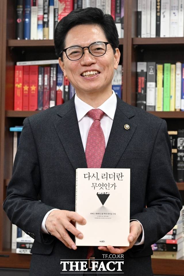 황정근 국회도서관장은 제22대 국회의원들에게 추천하고 싶은 책으로 로버트 그린의 '권력의 법칙'과 도리스 컨스 굿윈의 '권력의 조건', 모식 템킨의 '다시, 리더란 무엇인가' 를 꼽았다. /남용희 기자