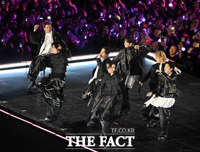 그룹 방탄소년단(BTS)이 21일 서울 광화문 광장에서 무료 복귀 공연 'BTS 컴백 라이브: 아리랑'(BTS THE COMEBACK LIVE | ARIRANG)을 펼쳐졌다. BTS의 RM, 진, 슈가, 제이홉, 지민, 뷔, 정국이 공연을 펼치고 있다. /사진공동취재단