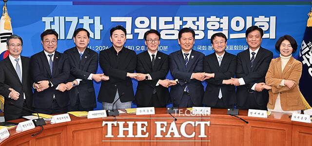 강훈식 대통령 비서실장과 김민석 국무총리, 정청래 더불어민주당 대표(왼쪽 네 번째부터)가 22일 오후 서울 여의도 국회에서 열린 '제7차 고위당정협의회'에 참석해 기념촬영을 하고 있다. /국회=박헌우 기자