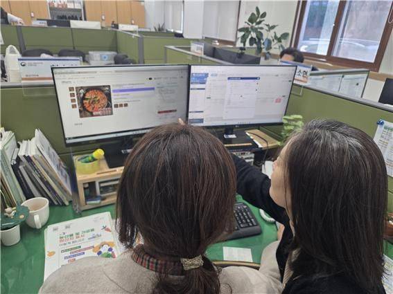 농권원 직원들이 통신판매의 원산지 표시를 모니터링하고 있다. 농관원
