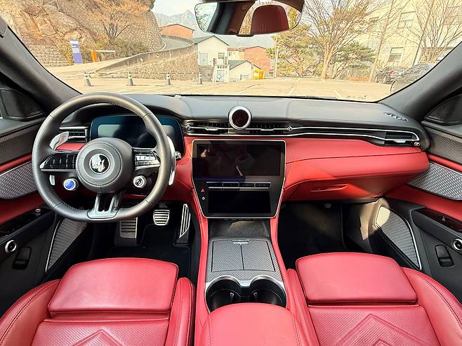 마세라티 중형 SUV, 그레칼레 트로페오 1열 모습./이윤정 기자