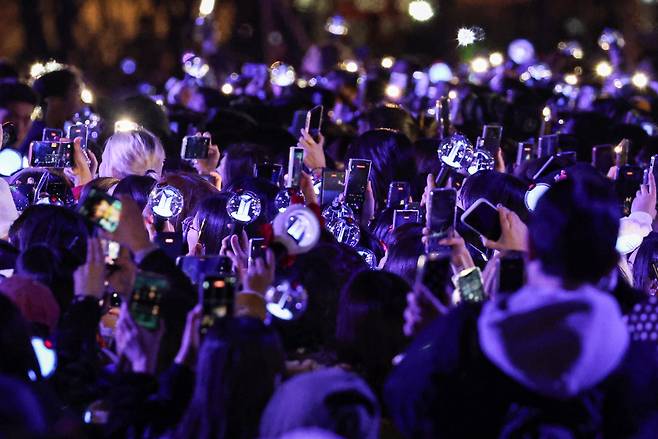 그룹 방탄소년단(BTS)이 21일 서울 광화문 광장에서 정규 5집 '아리랑'(ARIRANG) 발매를 기념해 무료 공연 'BTS 컴백 라이브: 아리랑'(BTS THE COMEBACK LIVE｜ARIRANG)을 연 가운데 관객들이 응원봉을 들고 공연을 관람하고 있다./연합뉴스