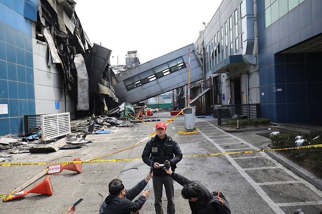 강재석 대전경찰청 과학수사계장이 22일 오후 대덕구 문평동 안전공업 화재 현장에서 합동감식을 위한 사전대책회의를 진행, 언론브리핑을 하고 있다. 김영태 기자
