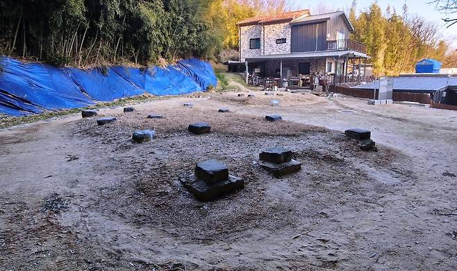 충남 논산시 연무읍 금곡리 독립운동가 서재필 박사의 옛집터는 현재 주춧돌만 남아 있다. 서재필은 형제들과 여기에서 어린 시절을 보냈다. 김재근 선임기자