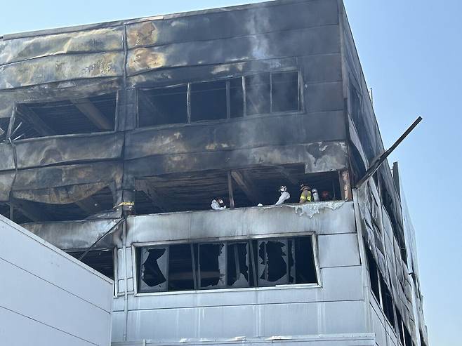 대형 화재가 발생한 대전 대덕구 문평동의 자동차부품 제조공장 화재 현장에서 소방 관계자들이 21일 오전 실종자를 차기 위한 수색작업을 벌이고 있다. 안민기 기자