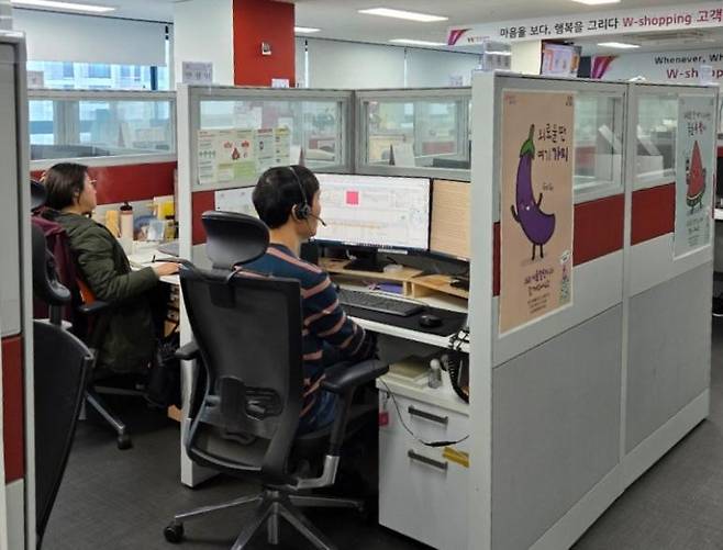 서울시의 ‘24시간 외로움 상담 창구’에서 직원들이 상담 전화를 받고 있다. 서울시 제공