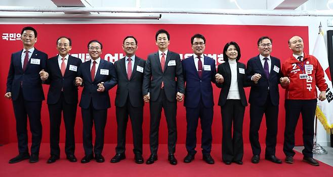 국민의힘 대구시장 예비후보들이 10일 오전 서울 여의도 국민의힘 중앙당사에서 열린 지방선거 광역단체장 및 중앙당 관할 기초단체자 후보자 면접에서 기념촬영하고 있다. 왼쪽부터 최은석 의원, 추경호 의원, 윤재옥 의원, 주호영 의원, 유영하 의원, 이재만 전 대구 동구청장, 이진숙 전 방송통신위원장, 홍석준 전 의원, 김한구 전 현대차 노조 대의원. 2026.03.10. [서울=뉴시스]