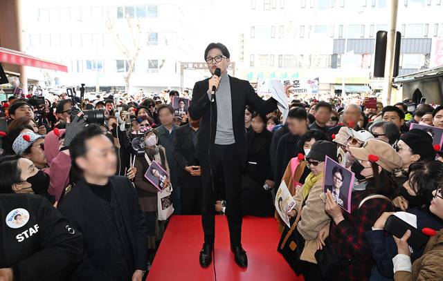 한동훈 전 국민의힘 대표가 22일 서울 동대문구 경동시장을 방문해 발언하고 있다. [연합뉴스]