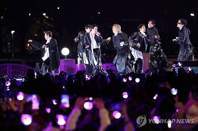방탄소년단(BTS)이 21일 서울 종로구 광화문광장에서 컴백을 기념해 'BTS 컴백 라이브 : 아리랑' 공연을 선보이고 있다. 연합뉴스