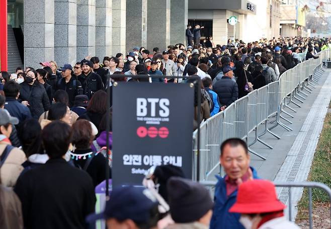 방탄소년단 컴백 공연 당일인 21일 서울 종로구 광화문광장이 인파로 북적이고 있다. /사진=뉴시스