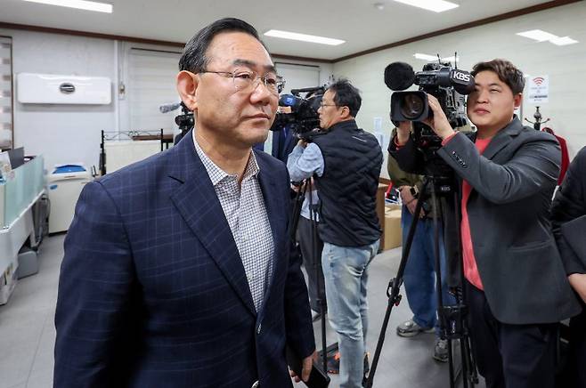 주호영 국민의힘 의원이 22일 대구 수성구 국민의힘 대구시당에서 열린 대구 국회의원 연석회의를 마친 뒤 회의실을 나오고 있다. 뉴시스