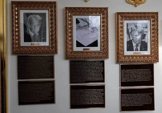 지난해 12월17일 백악관 웨스트윙으로 가는 복도에 조성된 ‘대통령 명예의 회랑’에 조 바이든 전 대통령에 대한 설명을 담은 동판이 걸려 있다. 로이터/연합뉴스