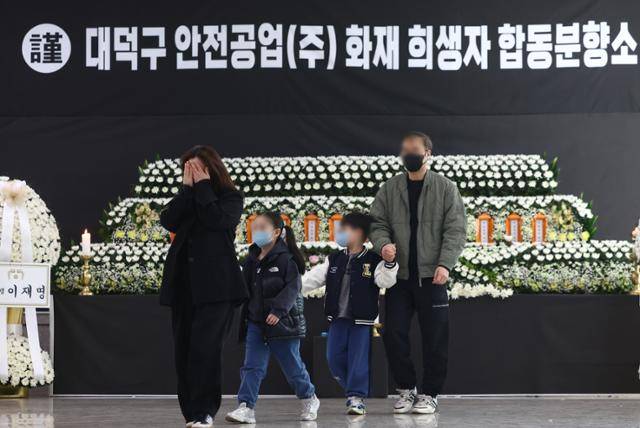 22일 대전시청에 마련된 대덕구 안전공업 화재 희생자 합동분향소를 찾은 시민들이 희생자들을 조문하고 있다. 대전=뉴시스