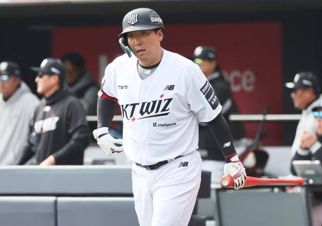 올시즌 FA로 kt 위즈 유니폼을 입은 김현수가 16일 친정팀 LG 트윈스와의 시범경기 1회말 타석에 들어서고 있다. 그는 3년 총액 50억원에 kt와 계약했다. 연합뉴스