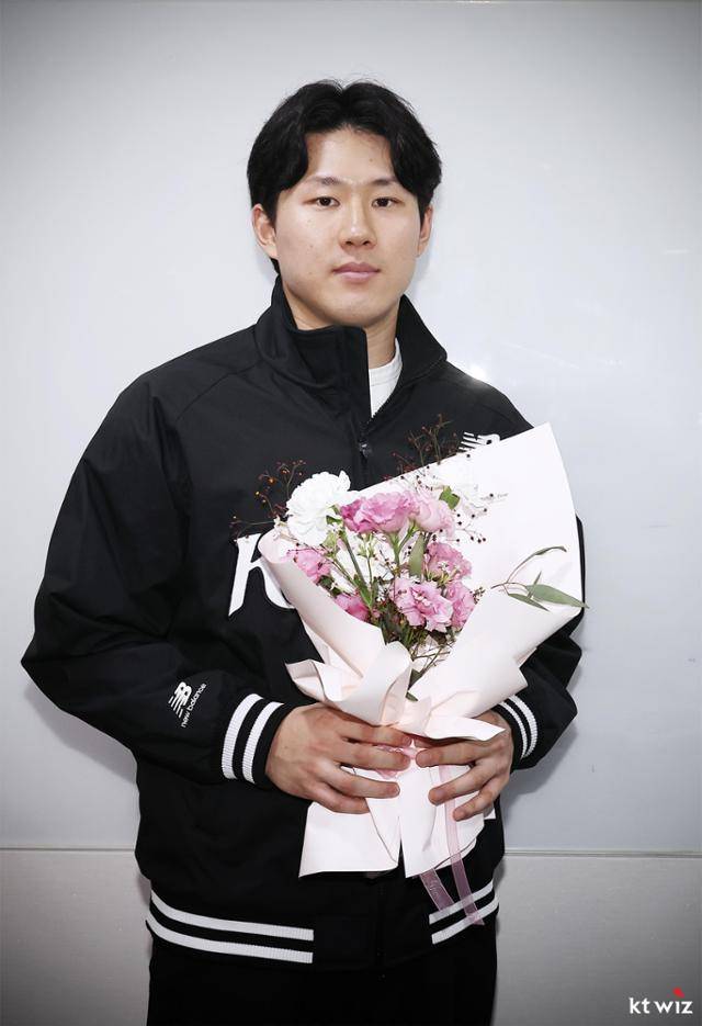 외야수 최원준이 kt 위즈와 FA 계약 체결 후 기념촬영을 하고 있다. kt 위즈 제공