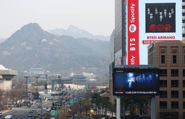 22일 환경 정비를 마치고 광화문광장 일대 도로 통행이 재개됐다. 뉴시스