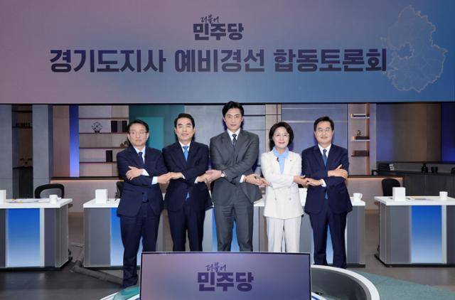 19일 서울 마포구 JTBC 에서 열린 더불어민주당 경기도지사 예비경선 합동토론회에서 예비후보들이 기념사진을 찍고 있다. 왼쪽부터 권칠승 의원, 양기대 전 의원, 한준호 의원, 추미애 의원, 김동연 경기지사. 국회사진기자단