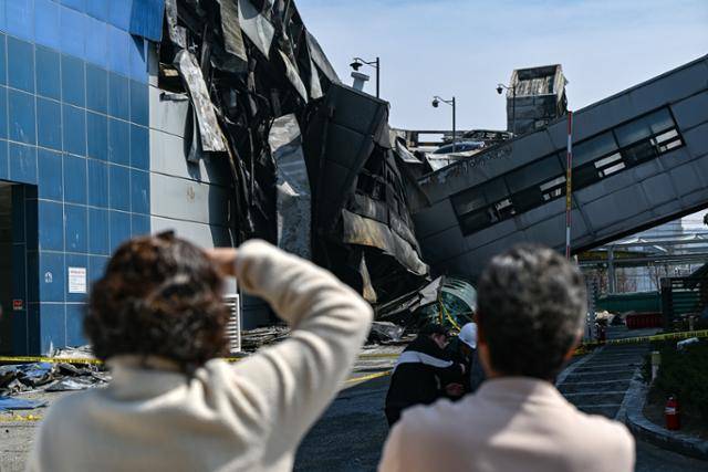 대형 화재로 74명의 사상자를 낸 대전 대덕구 문평동 자동자 부품 제조공장의 22일 모습. 대전=하상윤 기자