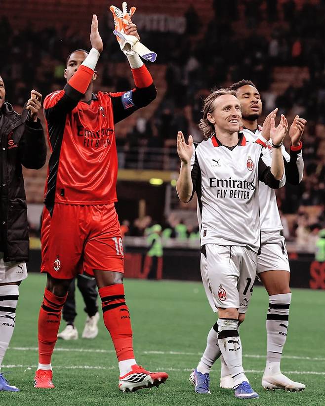 22일 토리노전 승리 뒤 환호하는 밀란 모드리치(오른쪽 앞). 사진=밀란 SNS